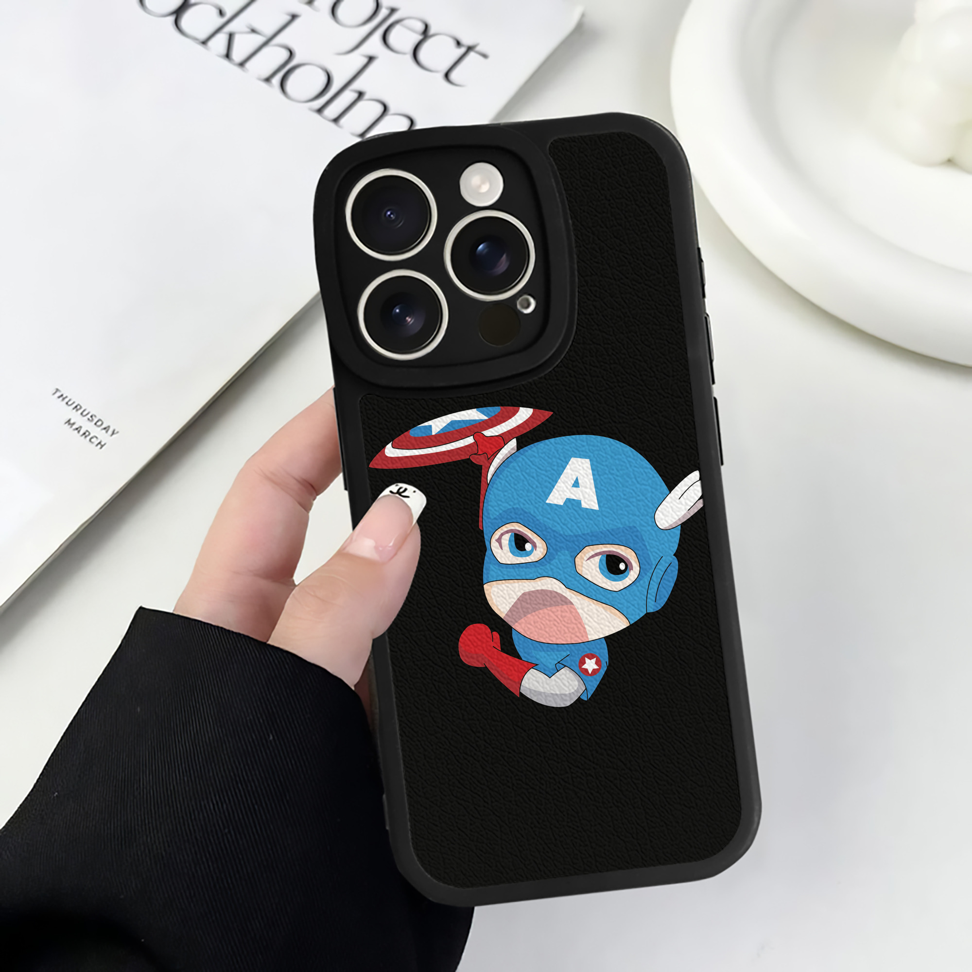 （画像用） アベンジャーズ The Avengers 【iPhone 16シリーズ対応】シリコンスマホケース（レザー調） 材質：シリコン